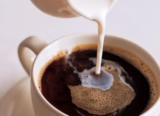 Ile kalorii zawiera kawa z mlekiem?